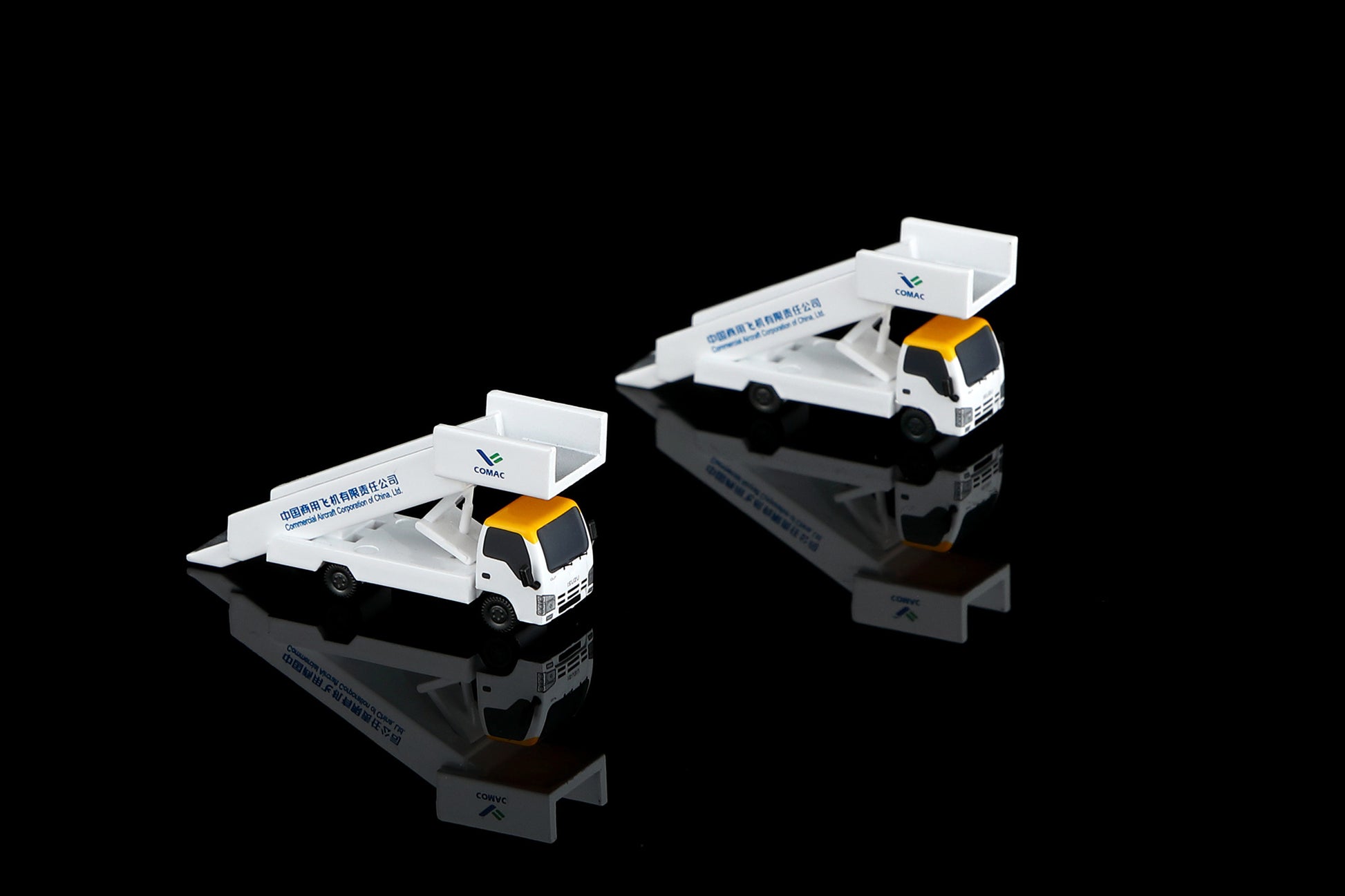 C919 国航与南航首架 C919 地勤套装 Boarding Stairs ×2 + Display Podium ×3