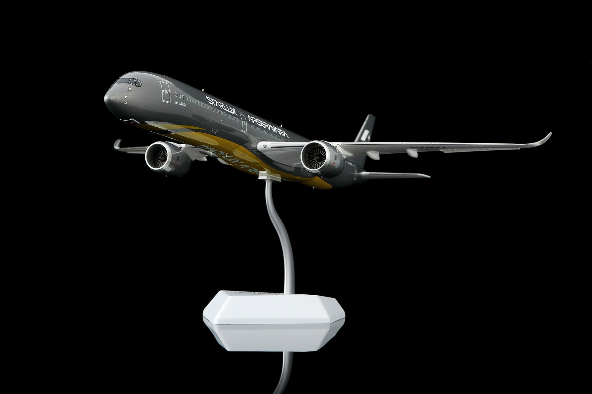 Starlux Airlines A350-1000 B-58553