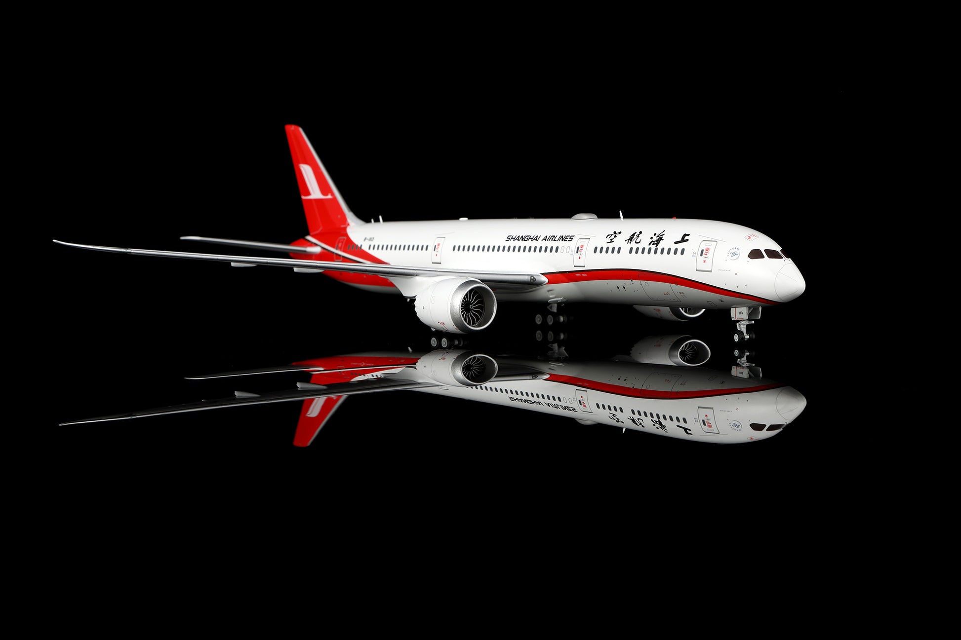 Shanghai Airlines B787-9 Dreamliner B-1113