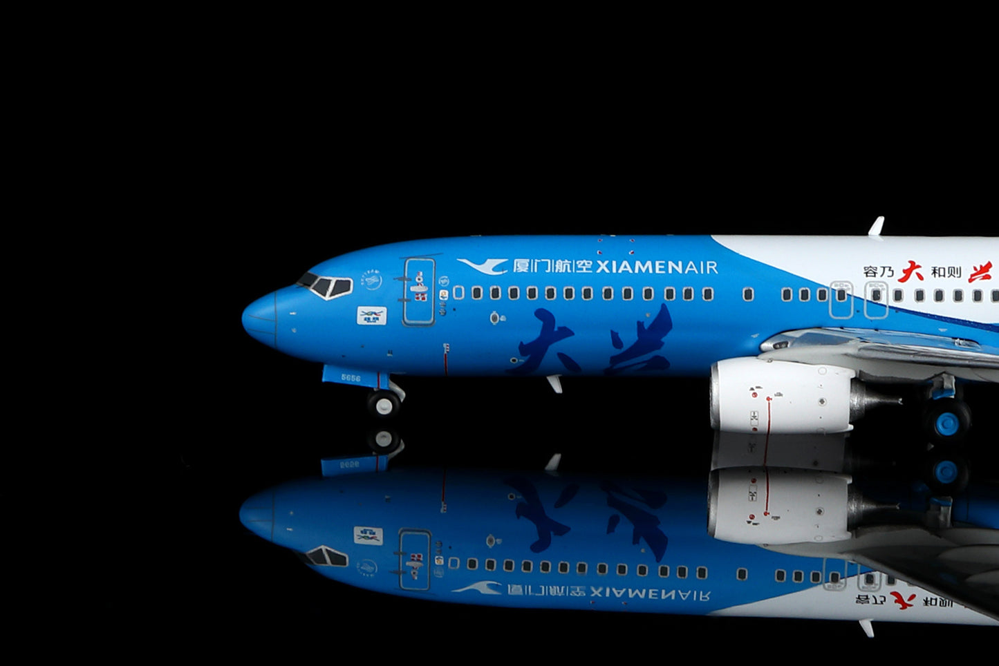 Xiamen Airlines Boeing 737-800 B-5656 Standard Version