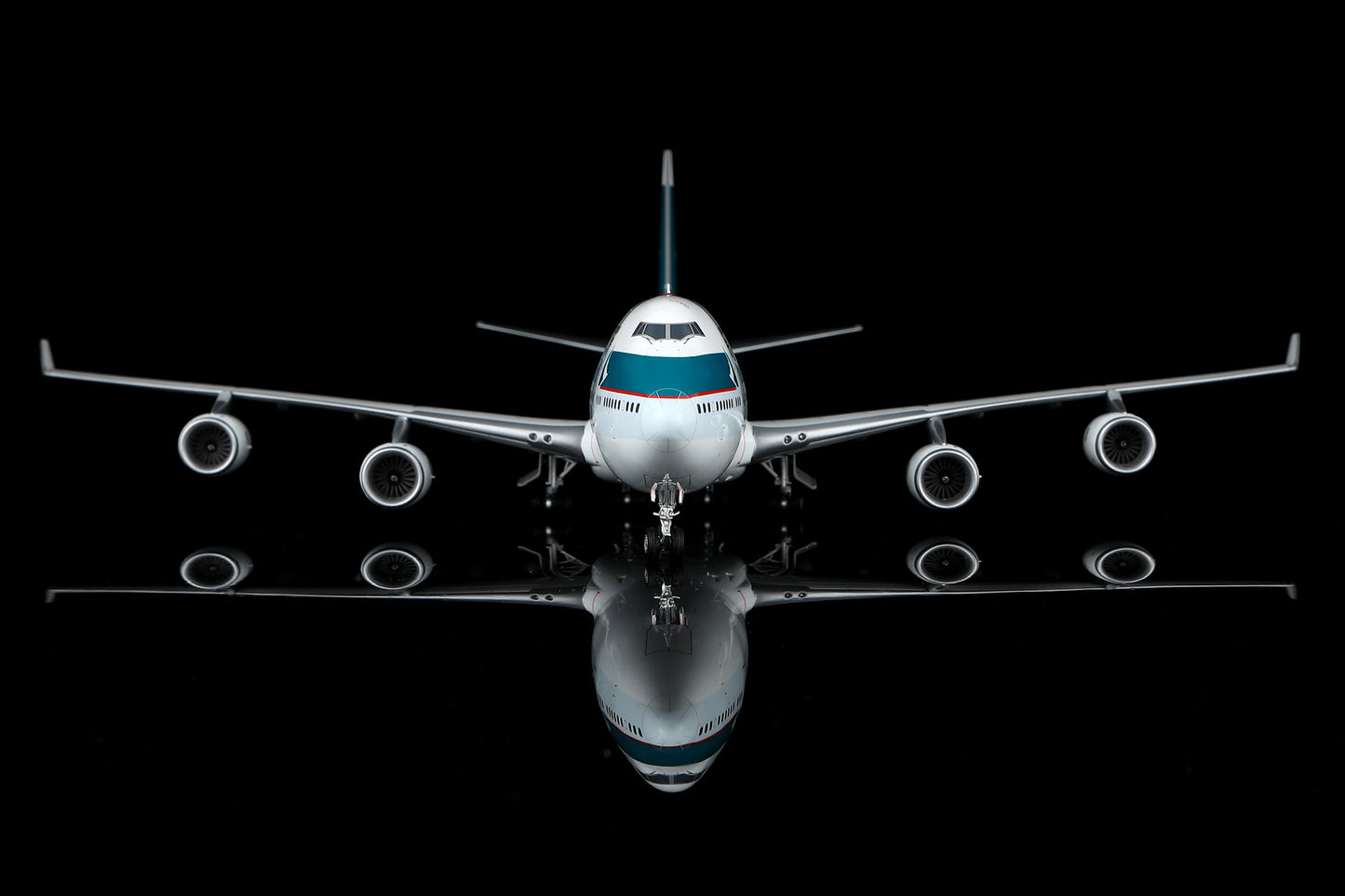 Cathay Pacific B747-400 B-HUJ – image 2