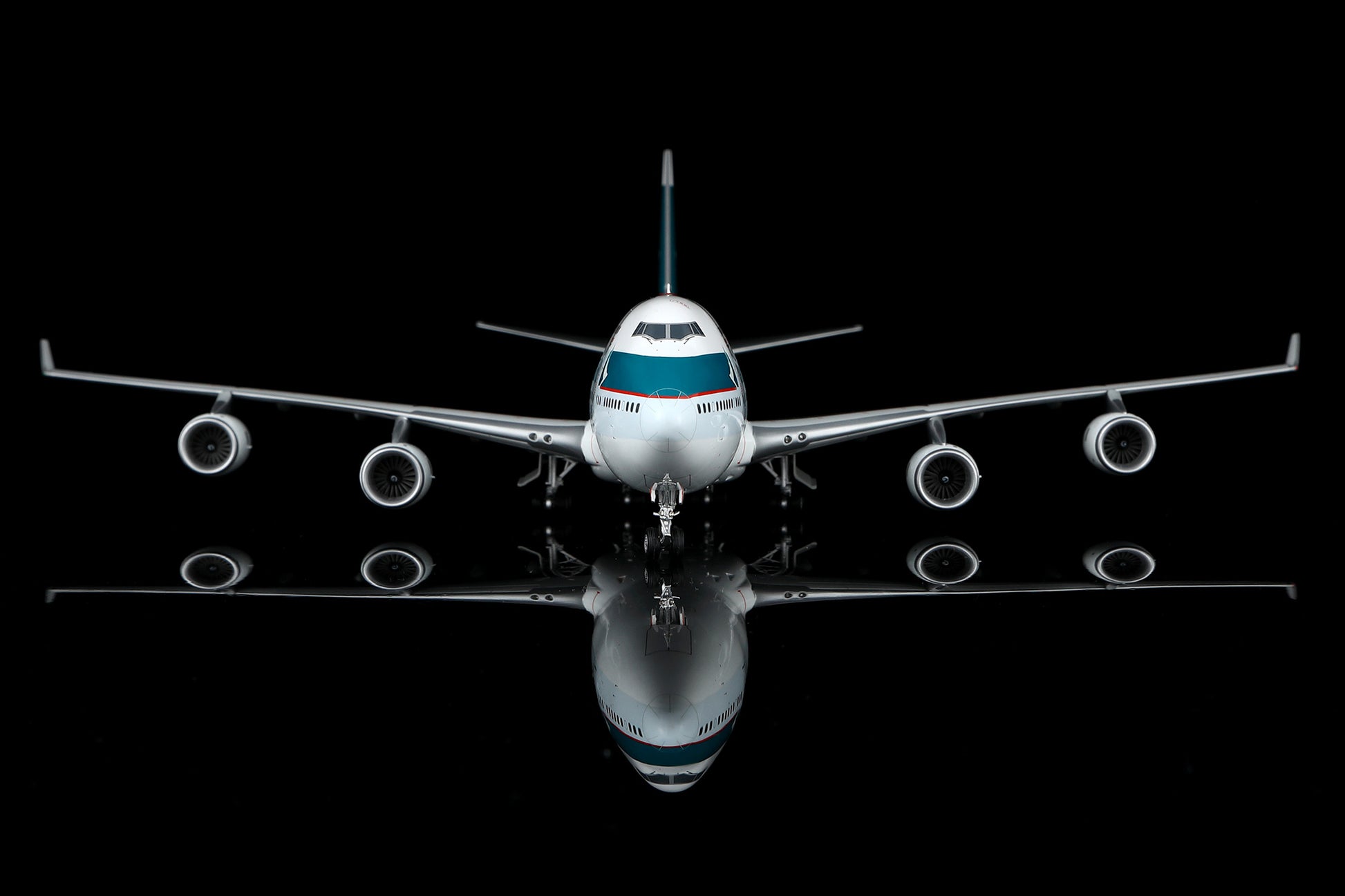 Cathay Pacific B747-400 B-HUJ – image 2