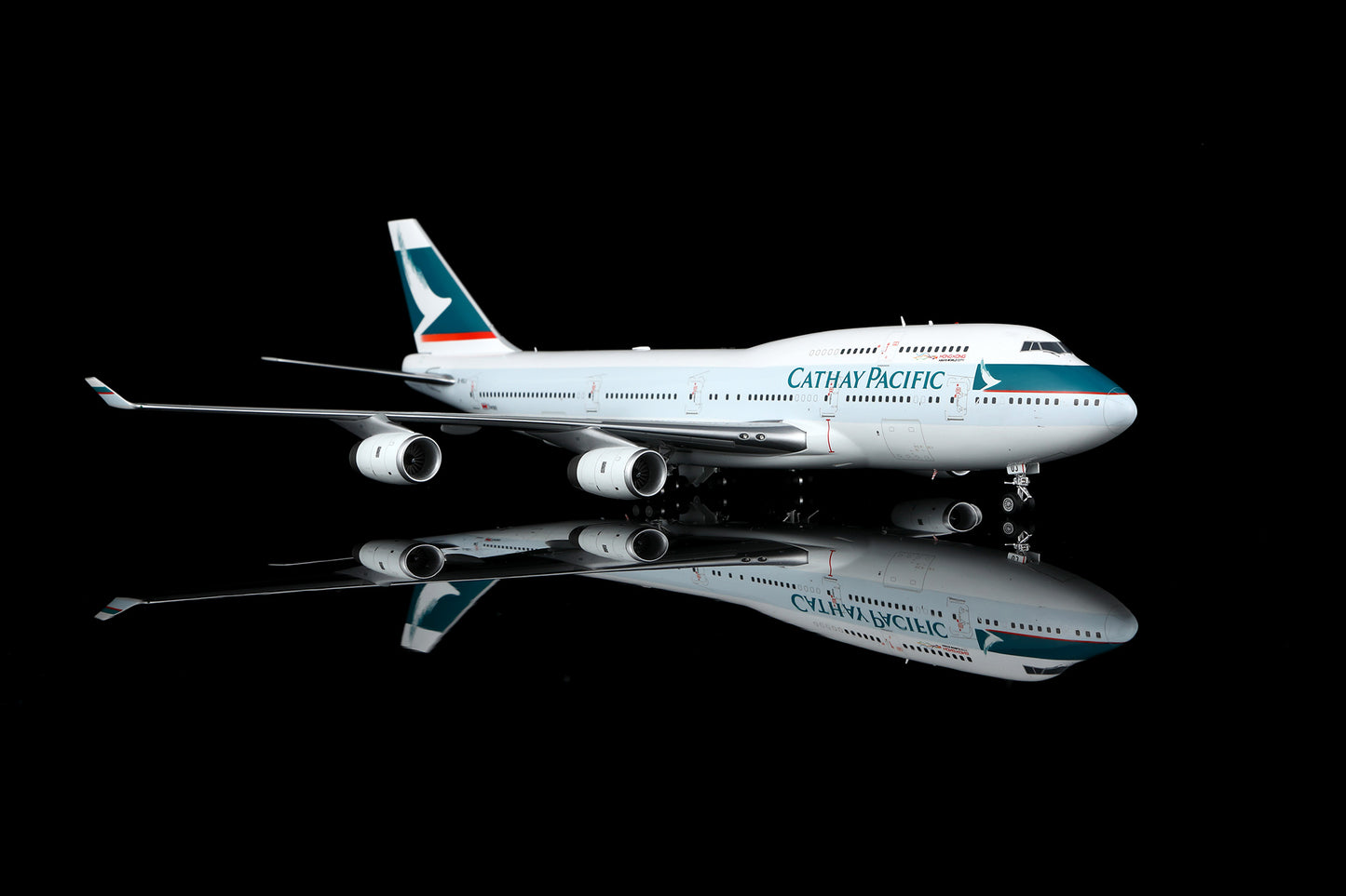 Cathay Pacific B747-400 B-HUJ – image 4