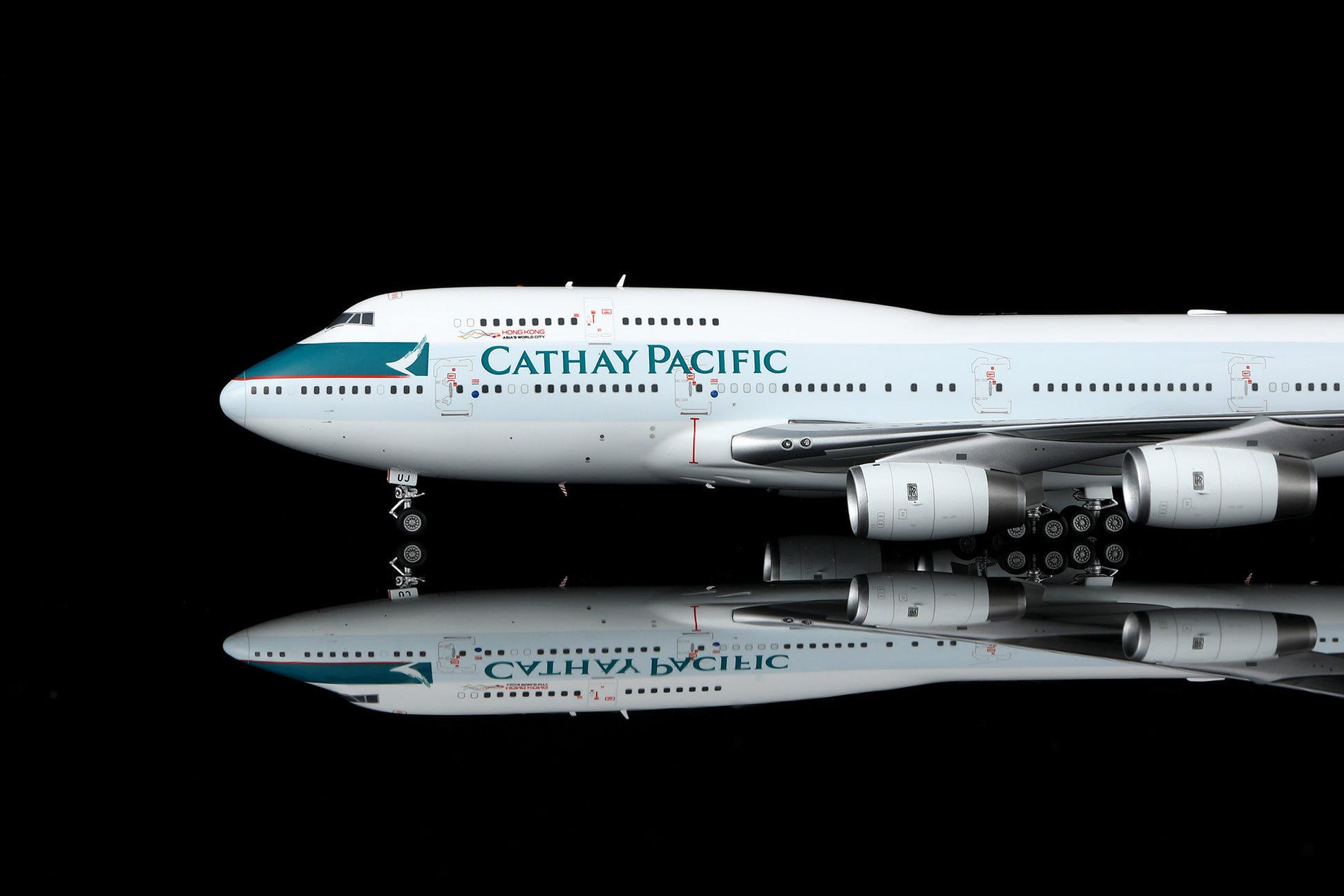 Cathay Pacific B747-400 B-HUJ – image 5