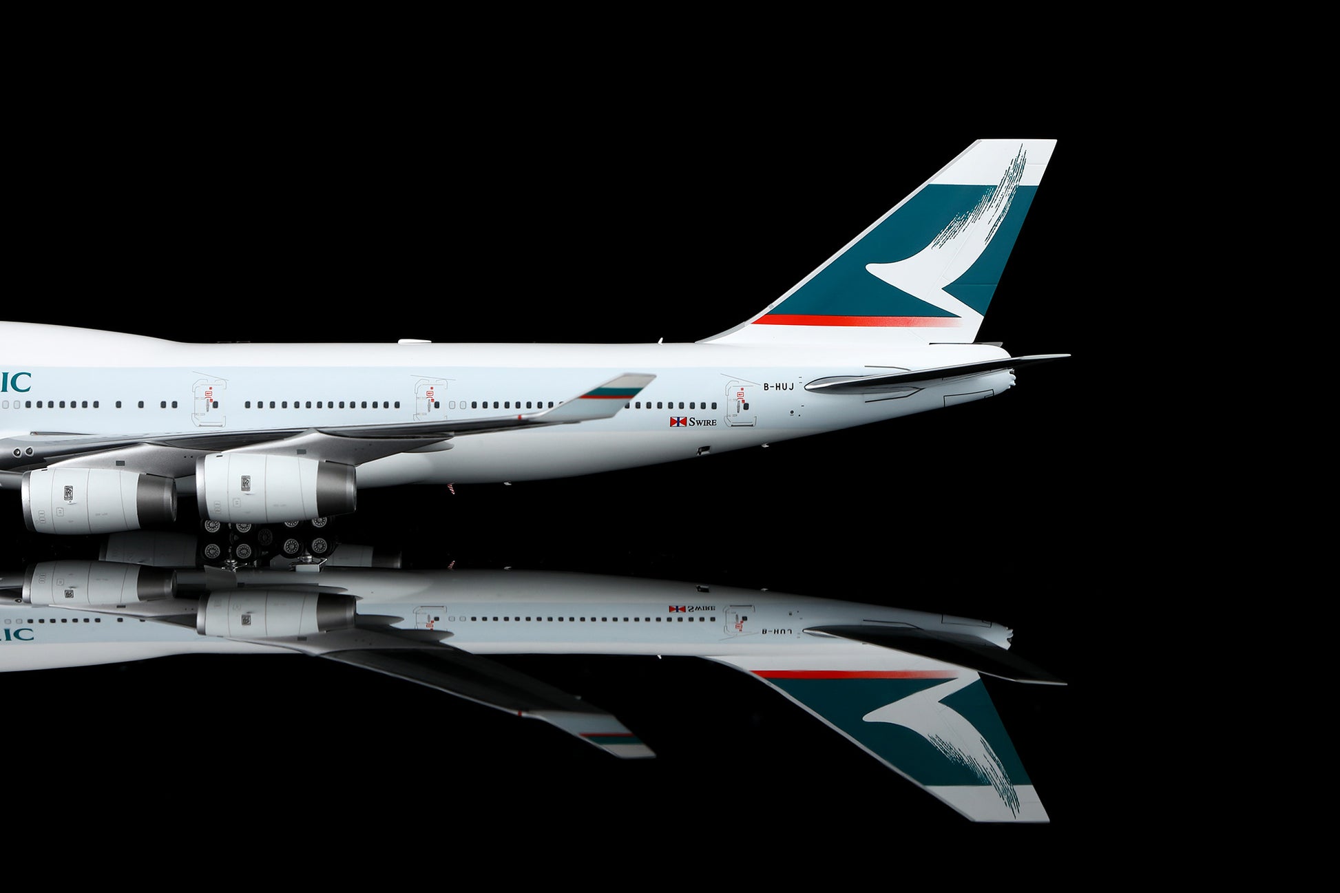 Cathay Pacific B747-400 B-HUJ – image 6