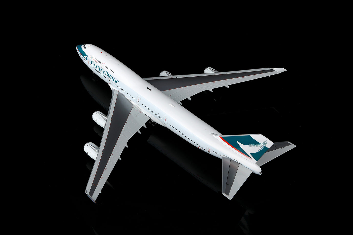 Cathay Pacific B747-400 B-HUJ – image 8