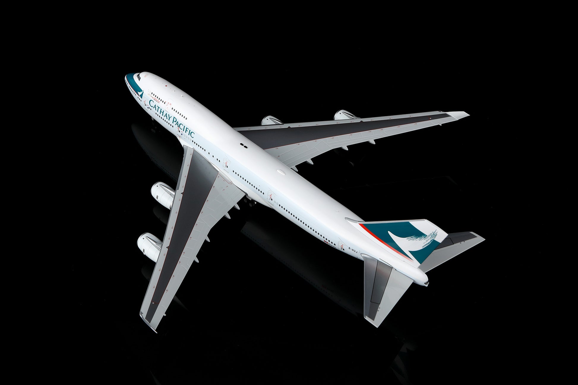 Cathay Pacific B747-400 B-HUJ – image 8