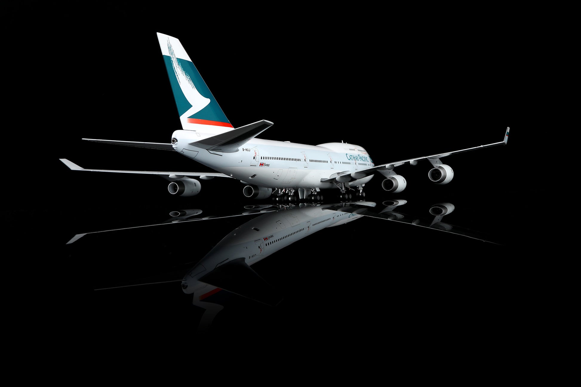 Cathay Pacific B747-400 B-HUJ – image 9
