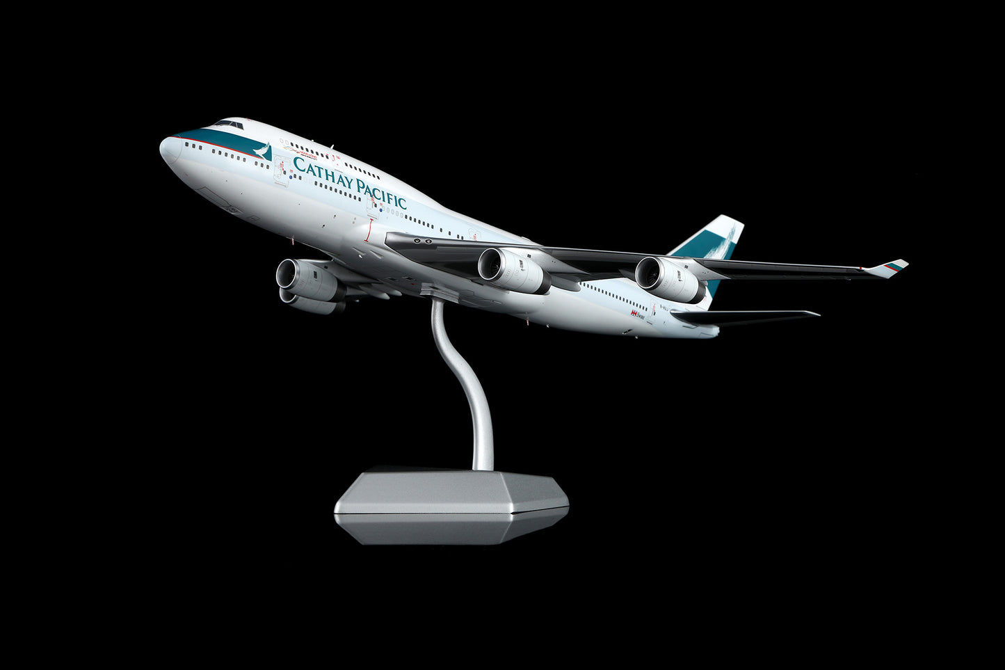 Cathay Pacific B747-400 B-HUJ – image 10