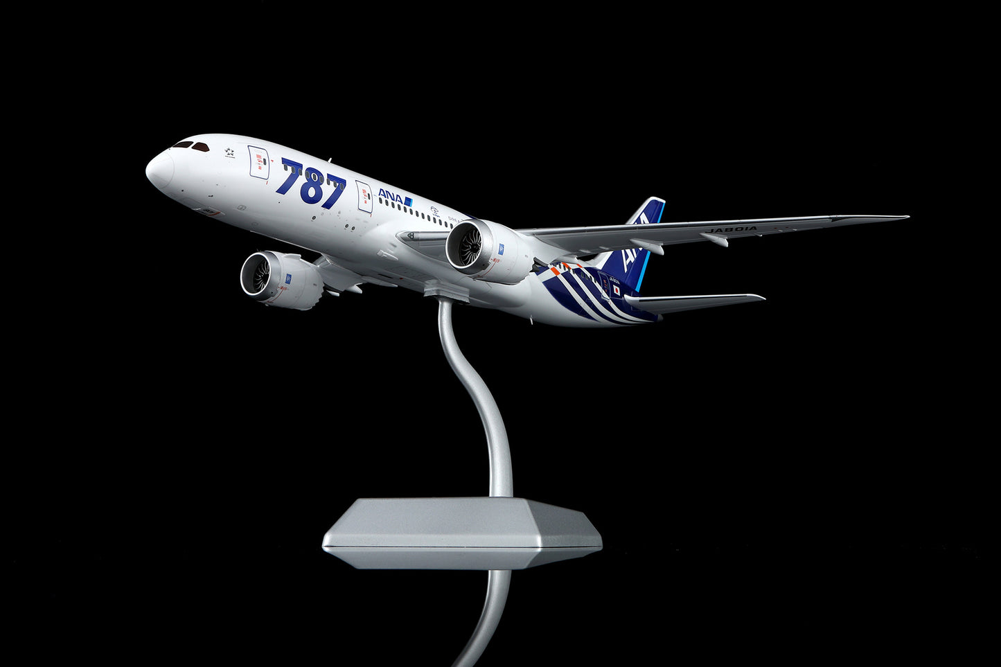 All Nippon Airways B787-8 Dreamliner JA801A – image 10