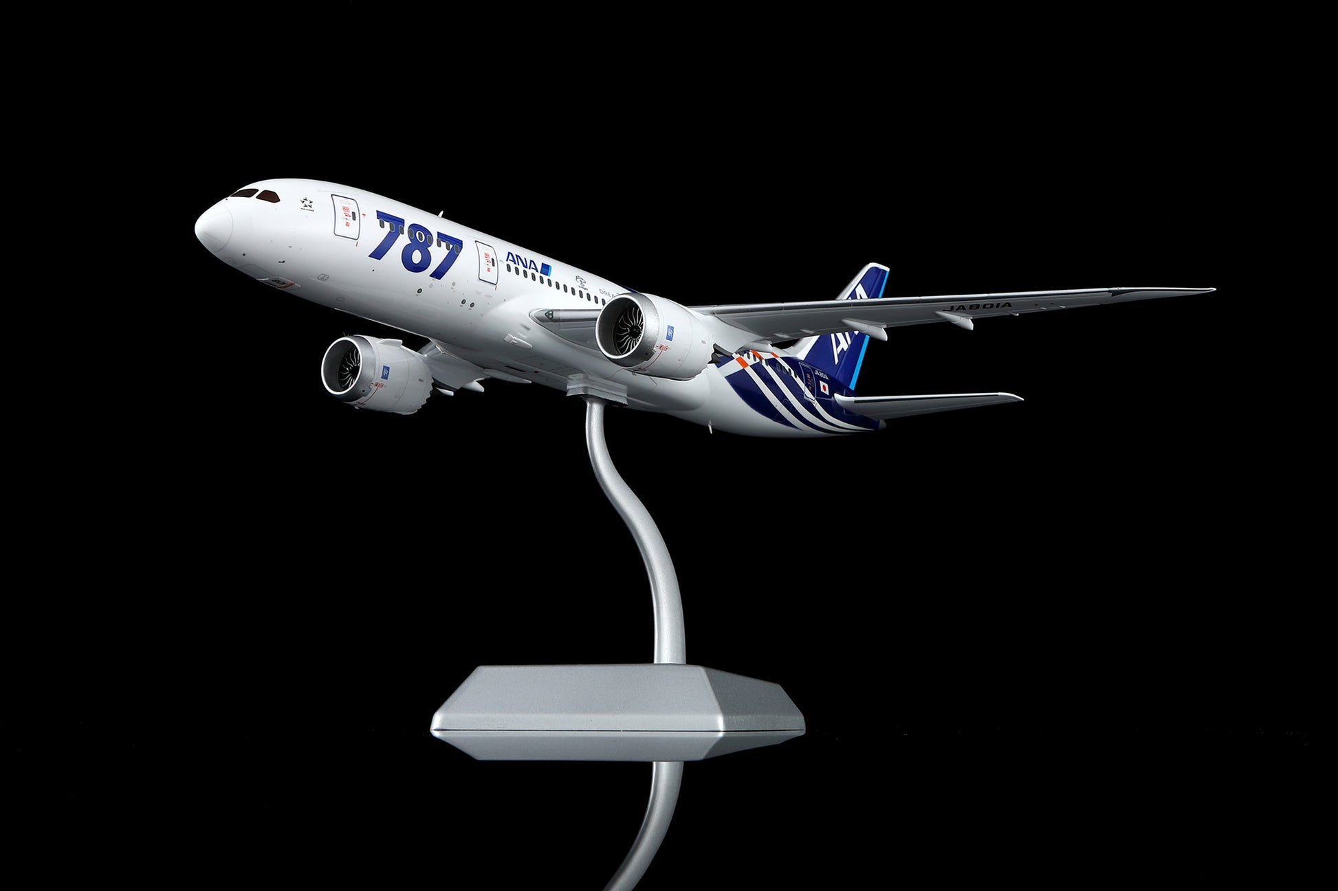 All Nippon Airways B787-8 Dreamliner JA801A – image 10