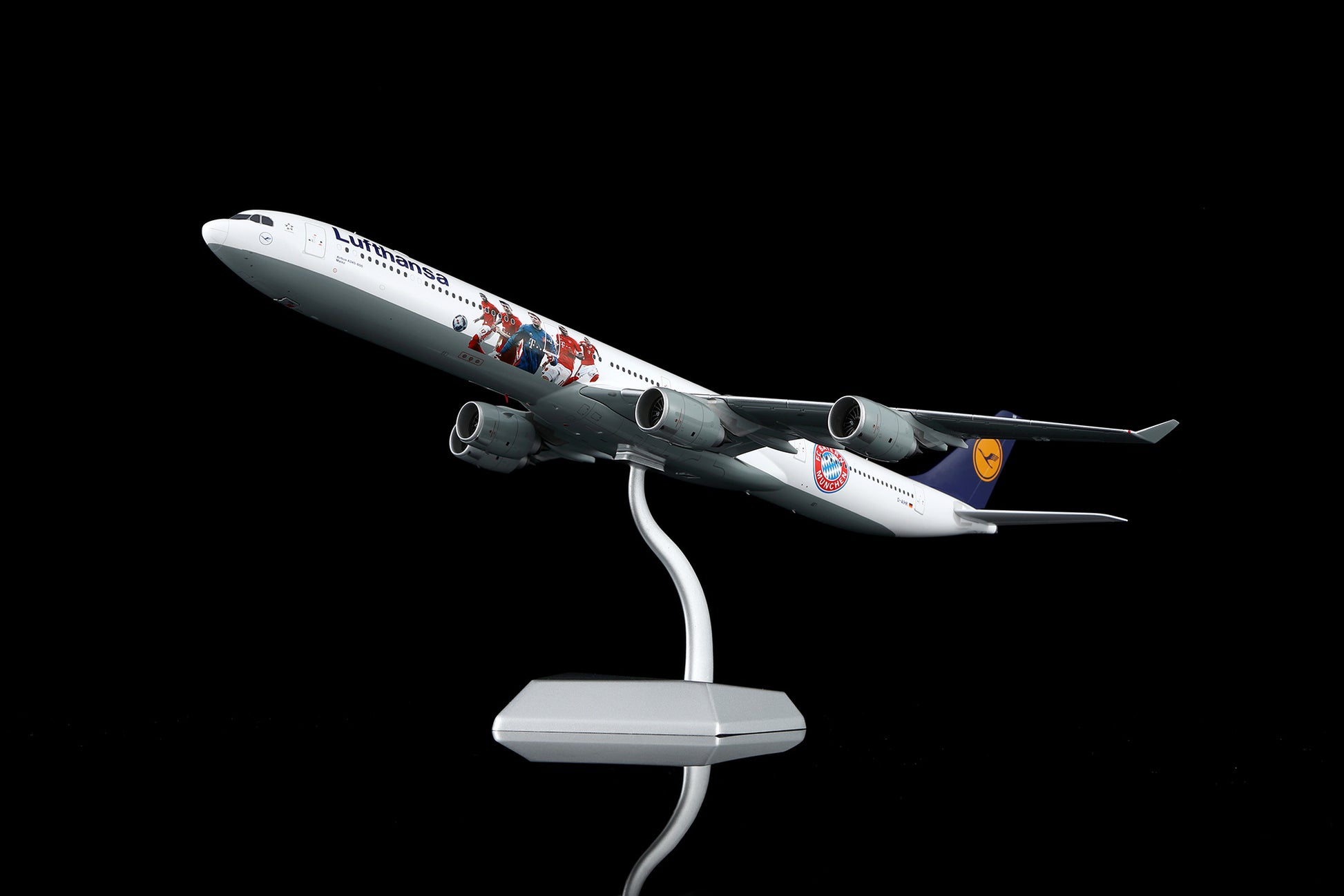 Lufthansa A340-600 "FC Bayern München" D-AIHK – image 3