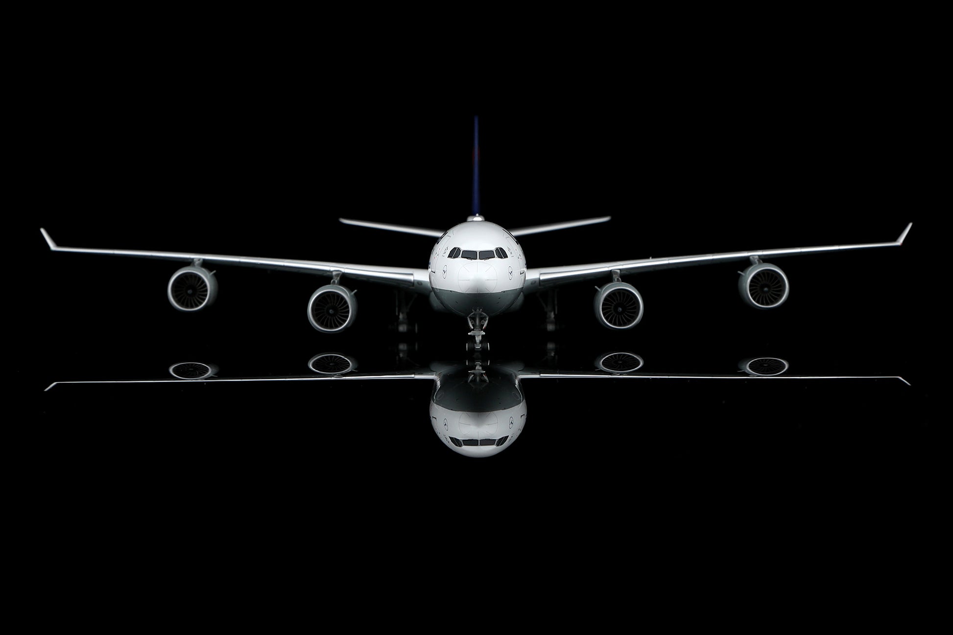Lufthansa A340-600 "FC Bayern München" D-AIHK – image 4