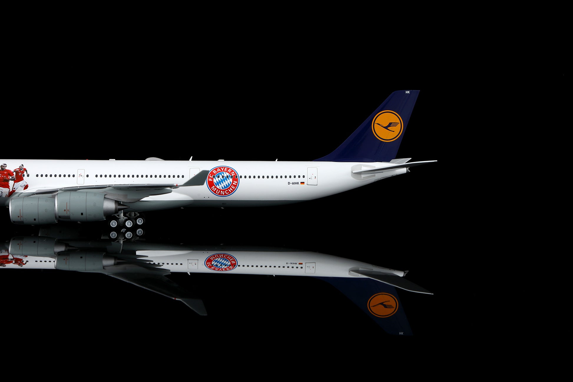 Lufthansa A340-600 "FC Bayern München" D-AIHK – image 8