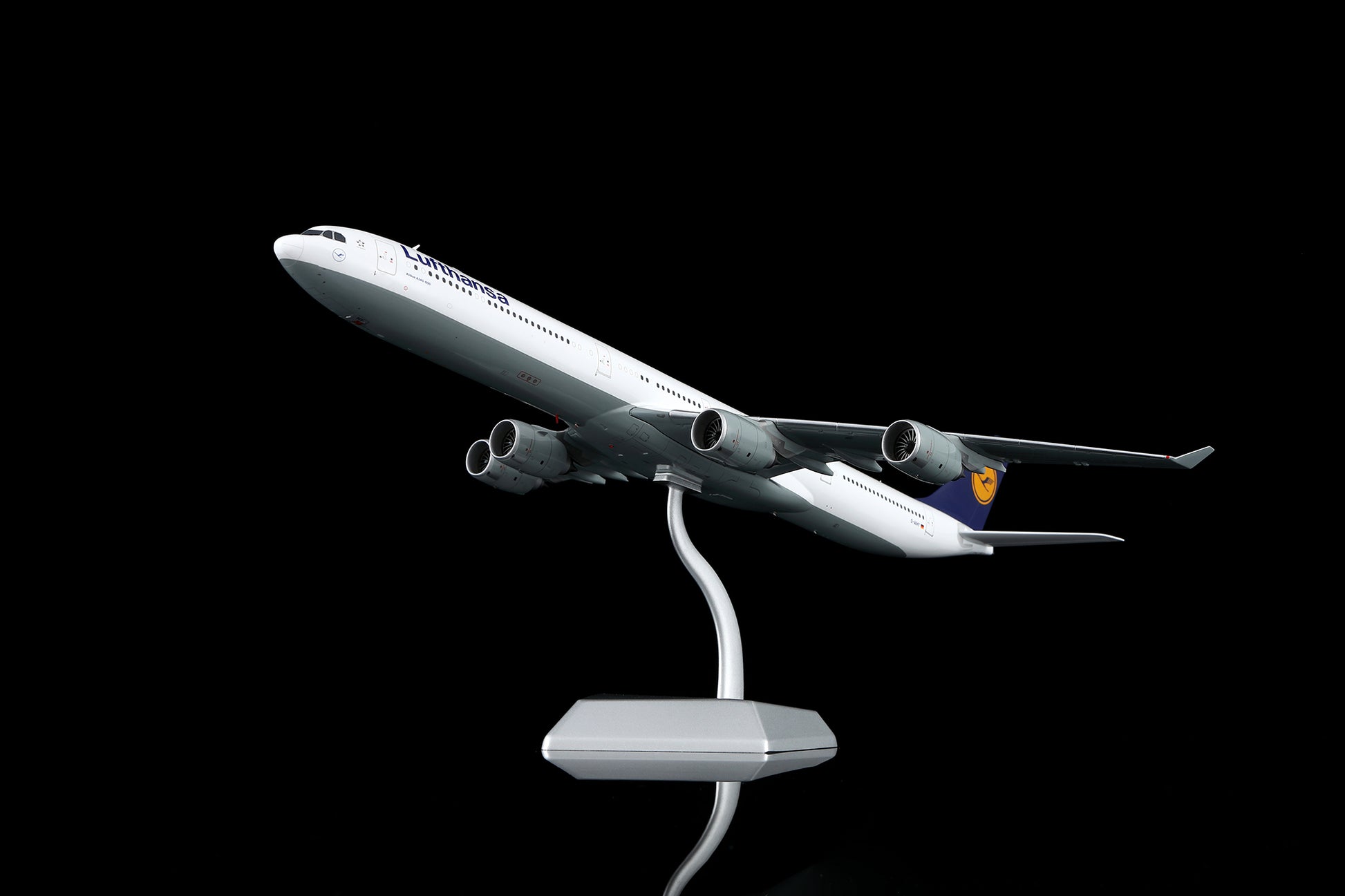 Lufthansa A340-600 D-AIHY – image 2