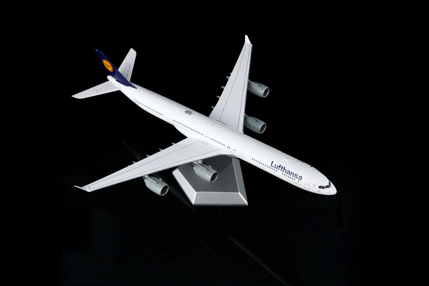 Lufthansa A340-600 D-AIHY – image 3