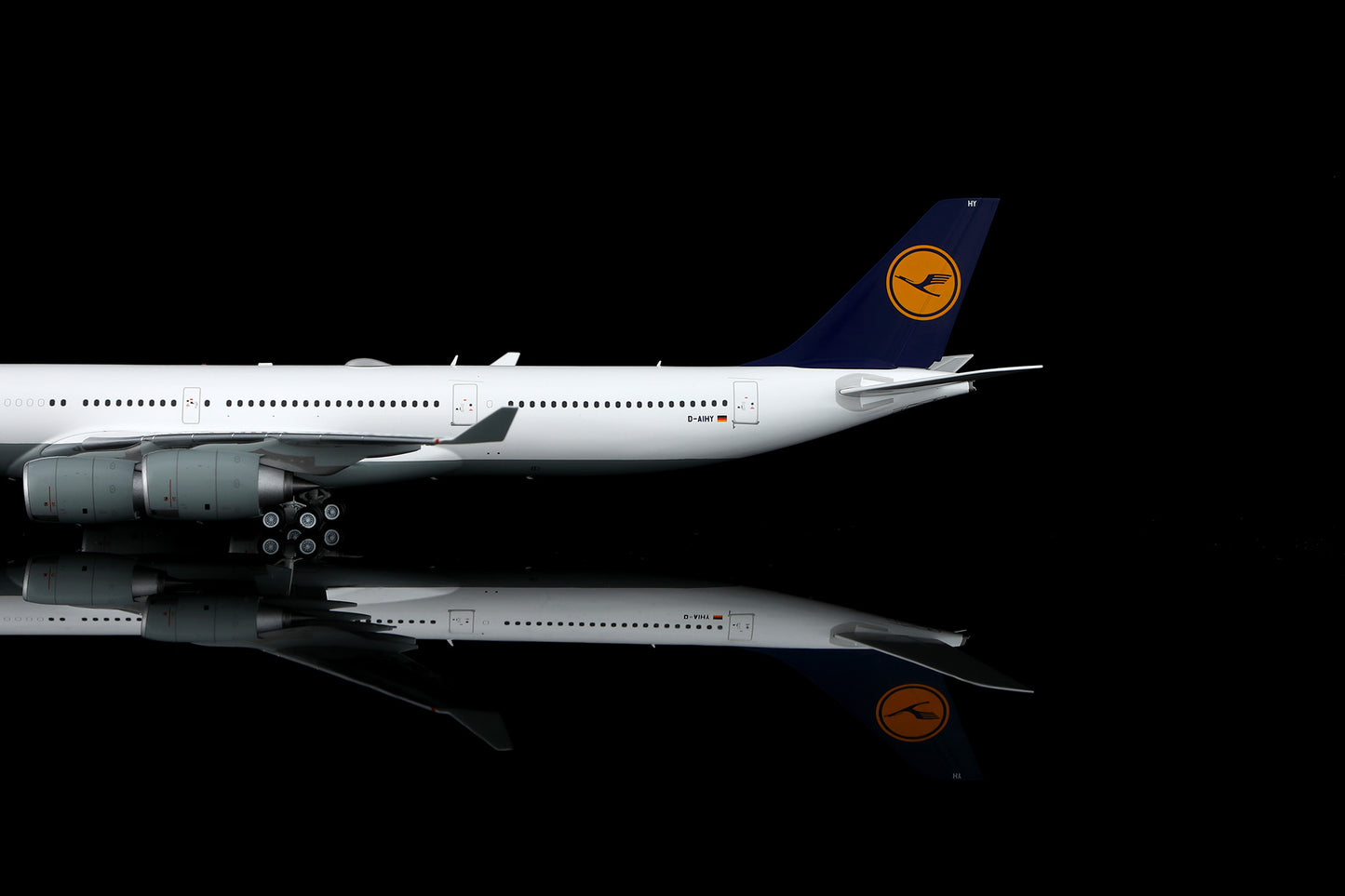 Lufthansa A340-600 D-AIHY – image 5