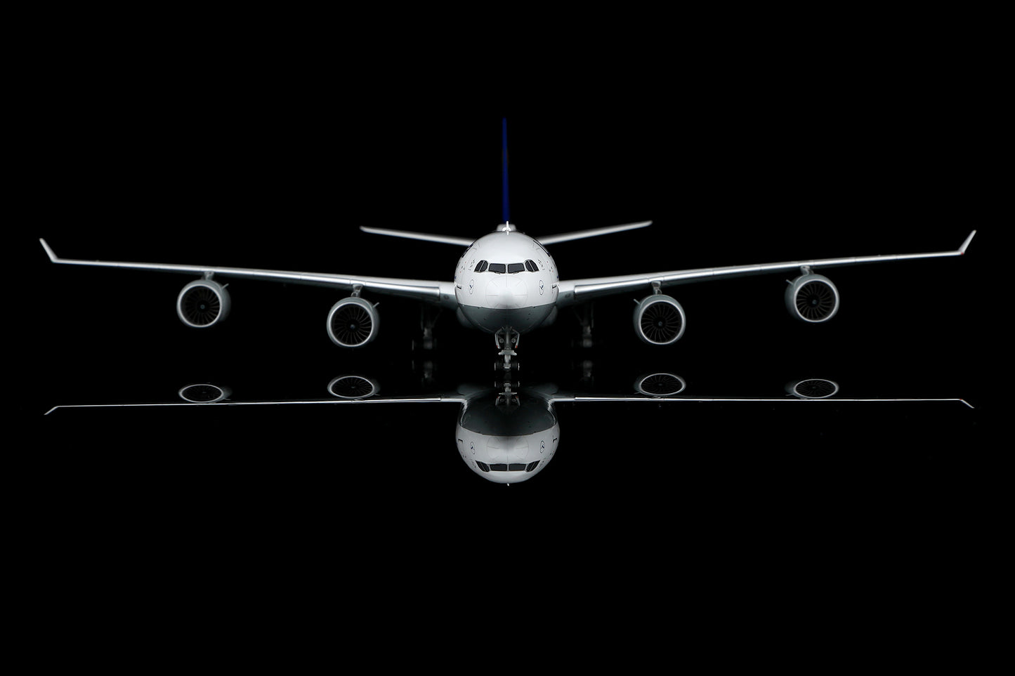 Lufthansa A340-600 D-AIHY – image 8