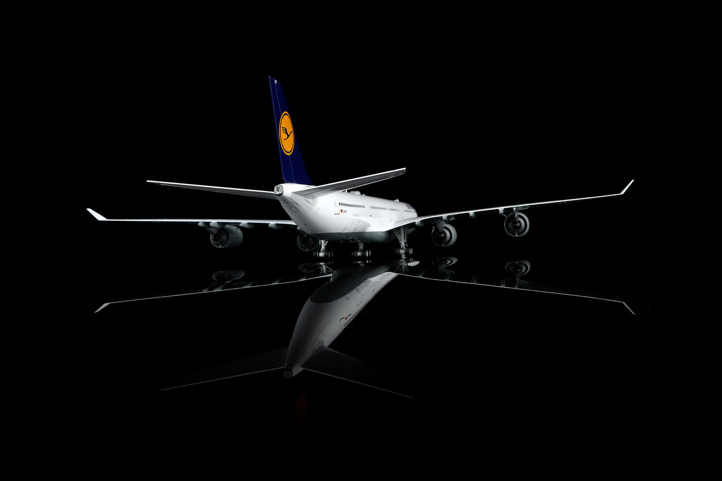 Lufthansa A340-600 D-AIHY – image 9