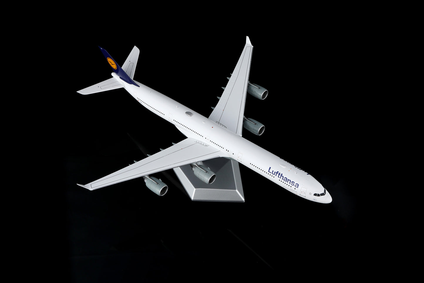 Lufthansa A340-600 D-AIHZ – image 2
