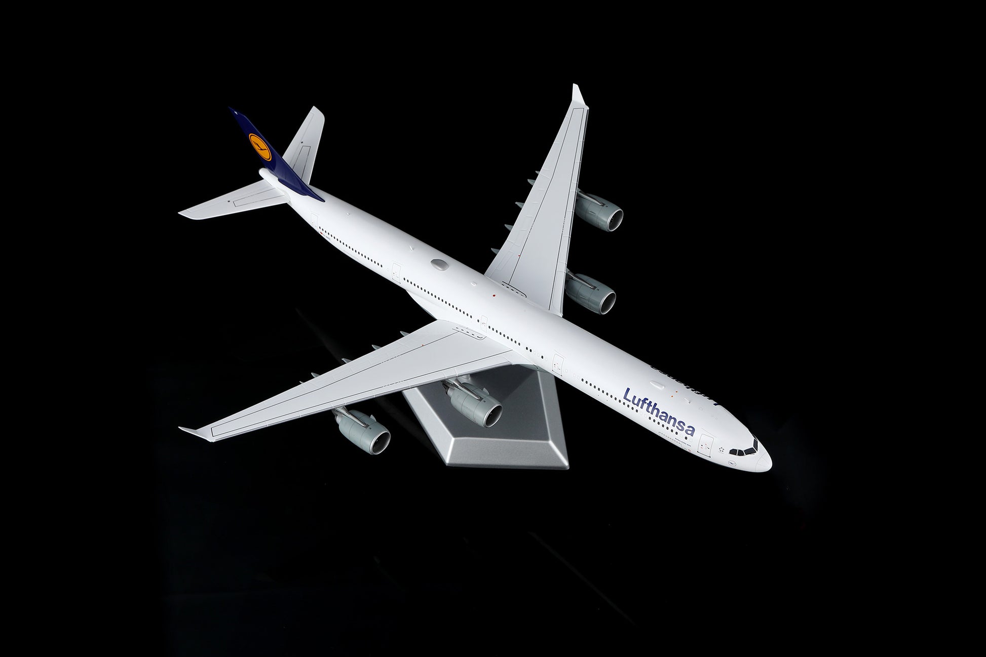 Lufthansa A340-600 D-AIHZ – image 2