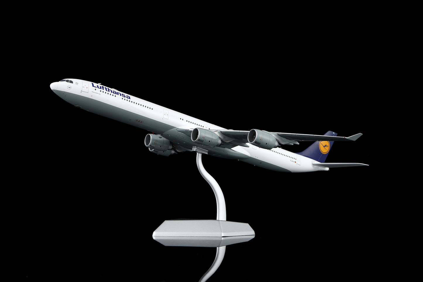 Lufthansa A340-600 D-AIHZ – image 3