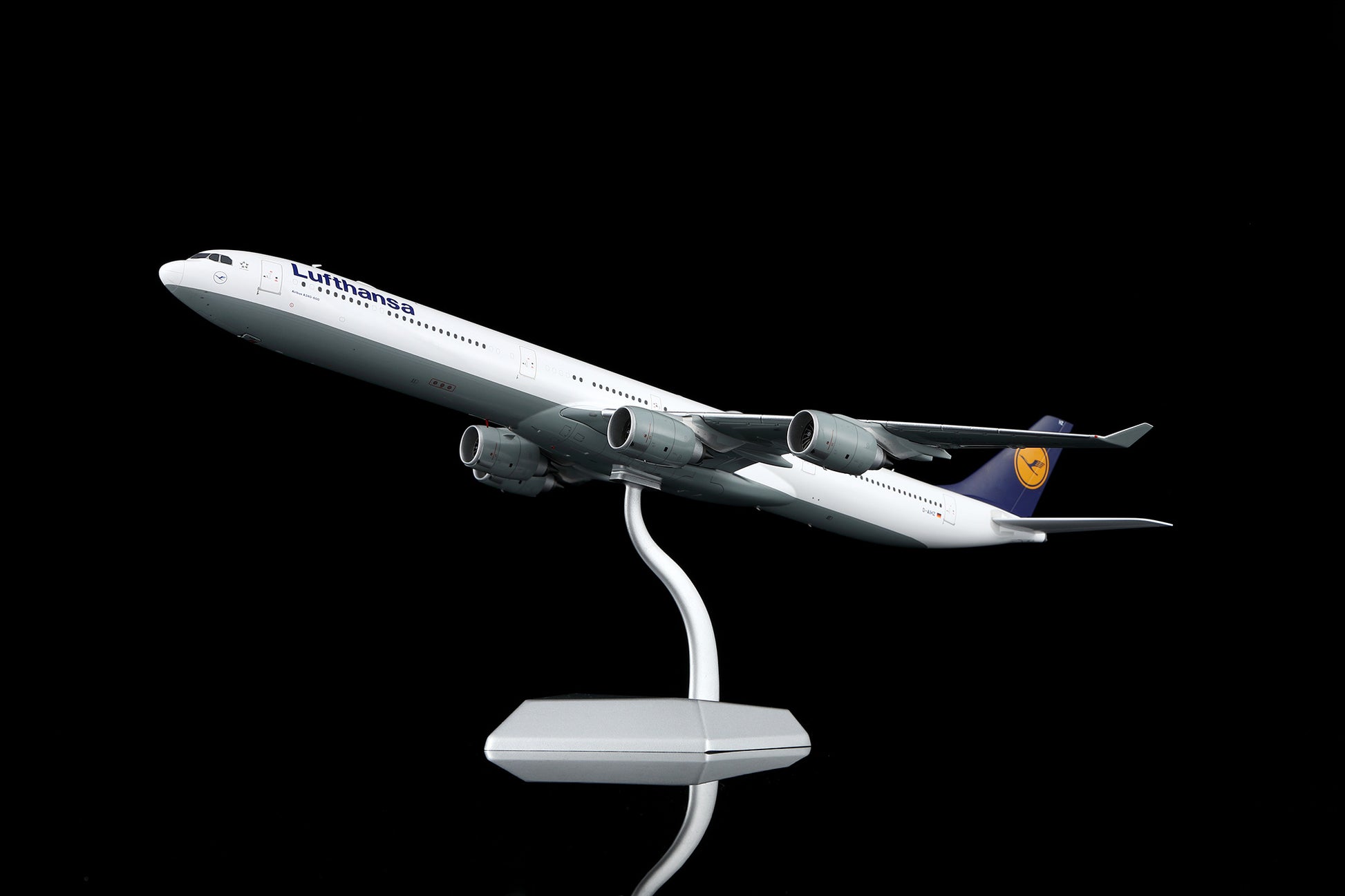 Lufthansa A340-600 D-AIHZ – image 3