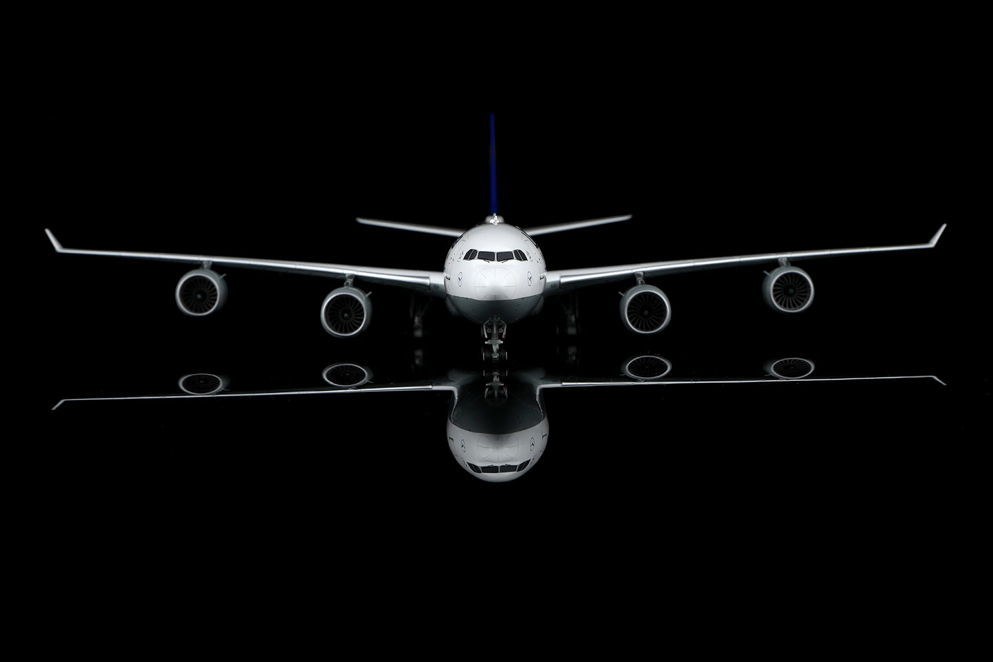 Lufthansa A340-600 D-AIHZ – image 4