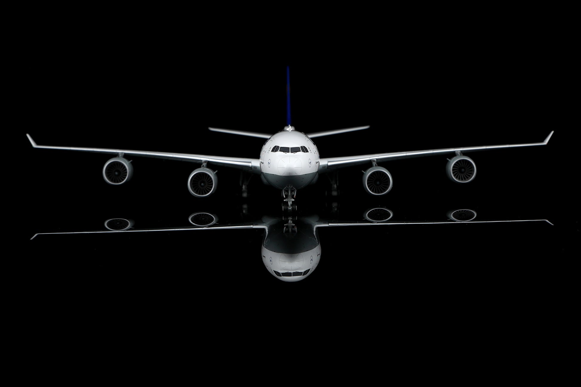 Lufthansa A340-600 D-AIHZ – image 4