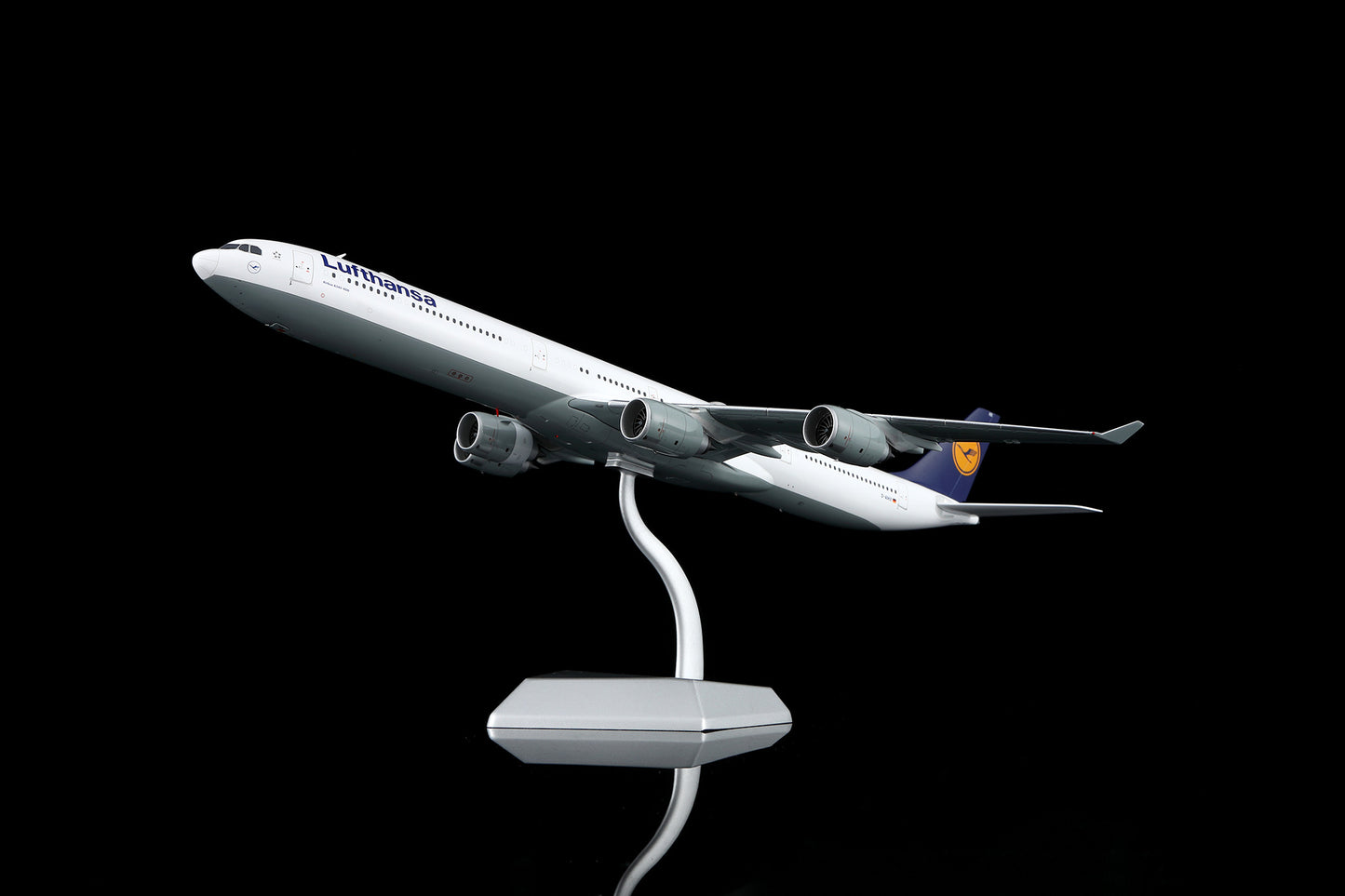 Lufthansa A340-600 D-AIHX – image 2