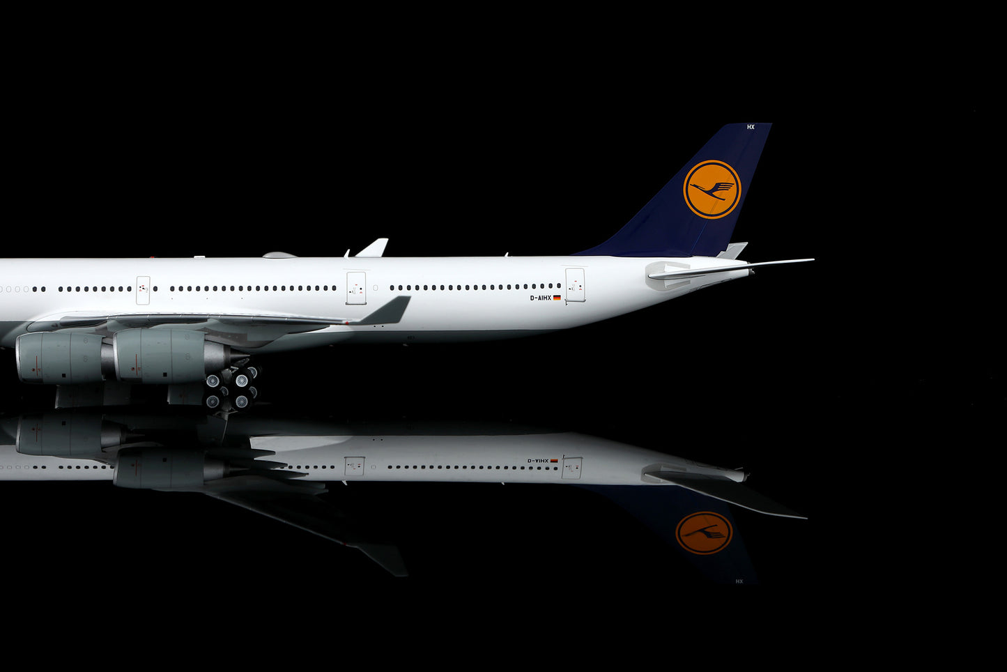 Lufthansa A340-600 D-AIHX – image 5