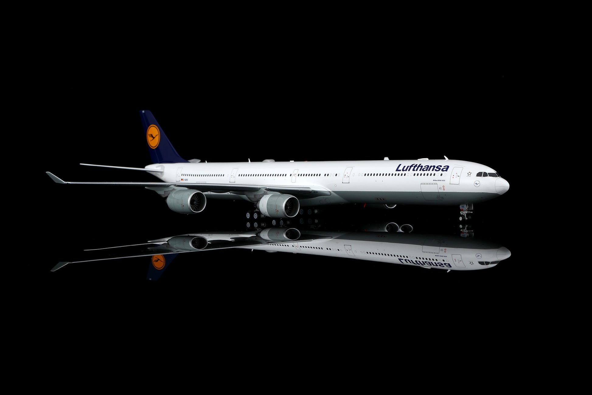 Lufthansa A340-600 D-AIHX – image 7