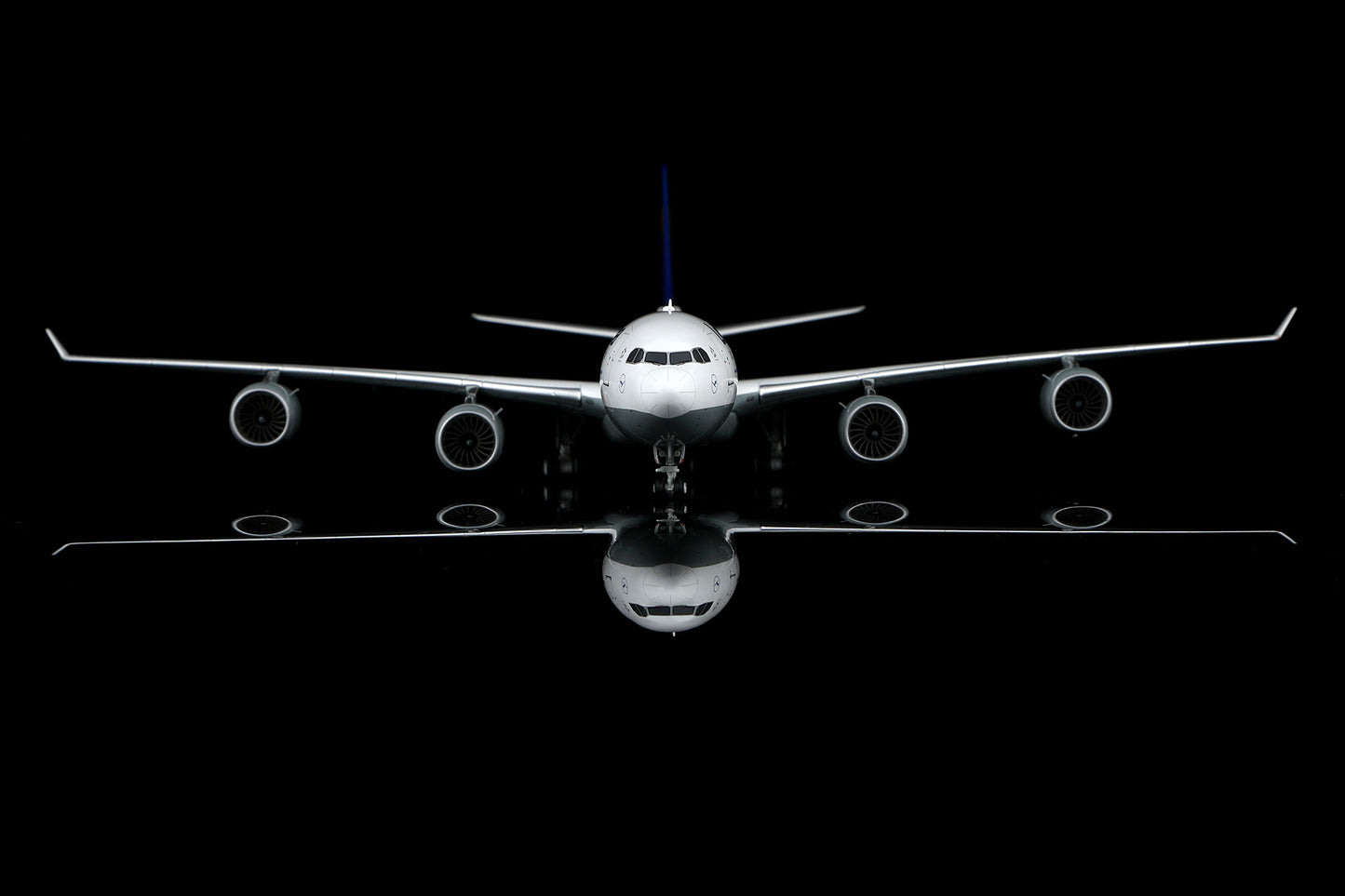 Lufthansa A340-600 D-AIHX – image 8