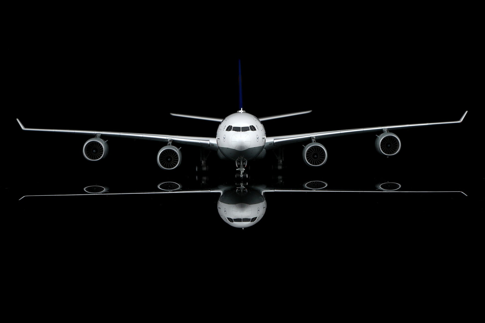 Lufthansa A340-600 D-AIHX – image 8