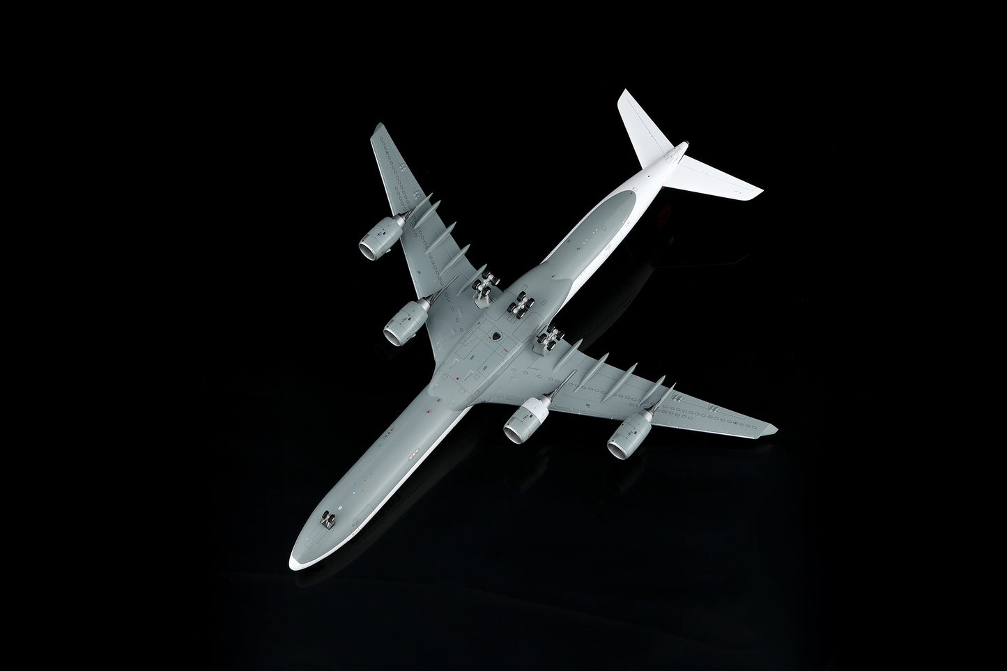 Lufthansa A340-600 D-AIHX – image 11