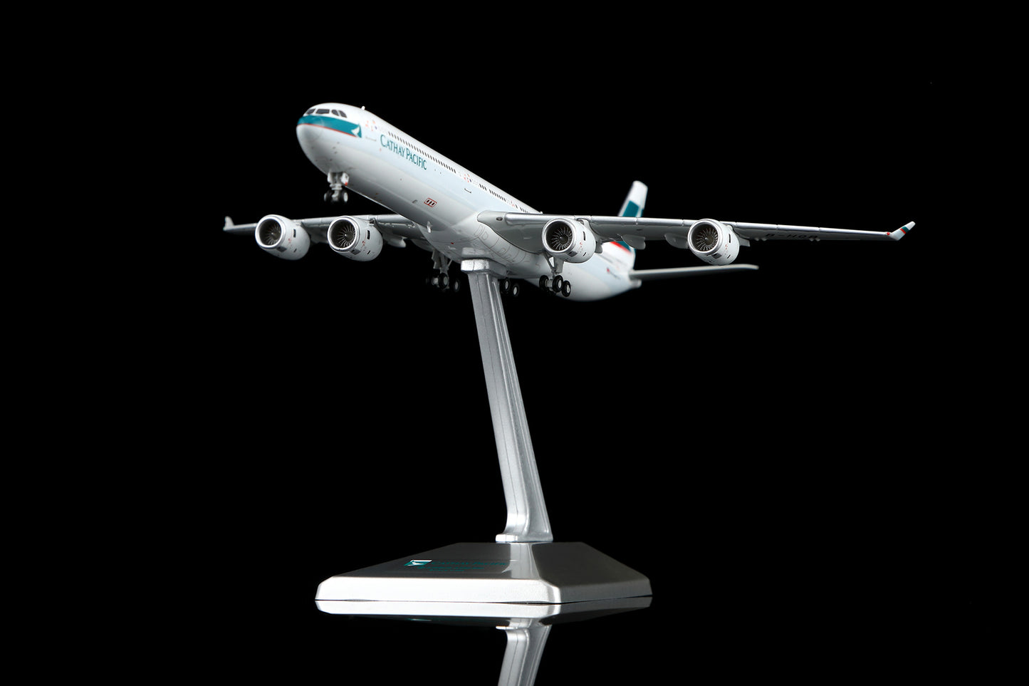 Cathay Pacific Airways A340-600 B-HQB Standard Version image 3