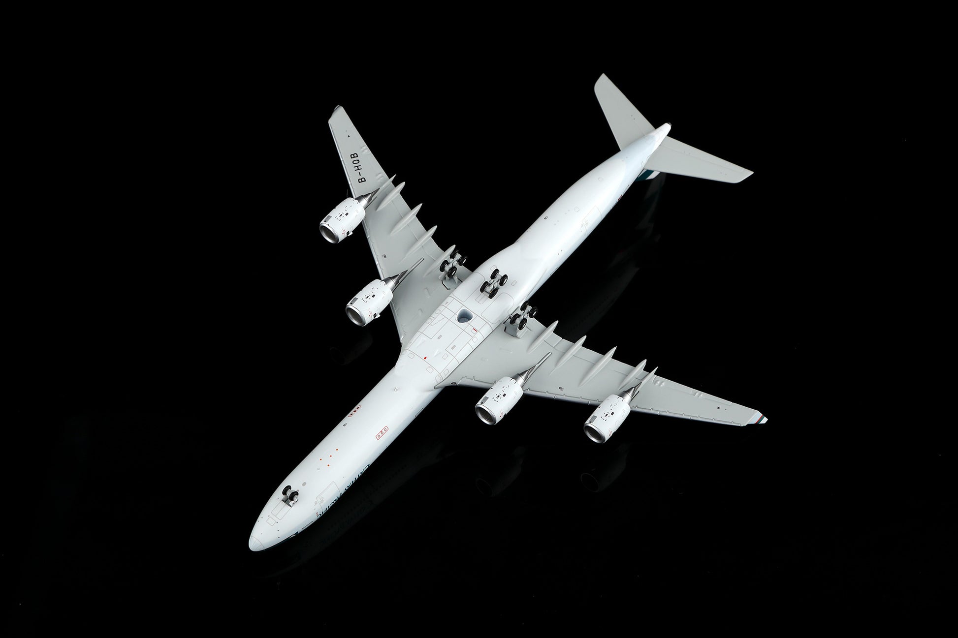 Cathay Pacific Airways A340-600 B-HQB Standard Version image 9