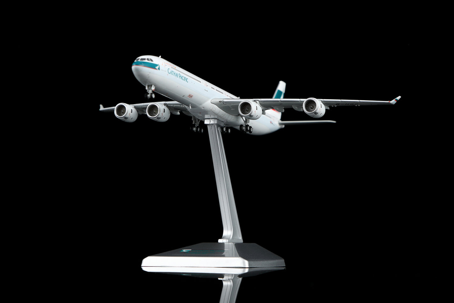 Cathay Pacific Airways A340-600 B-HQC Standard Version image 3
