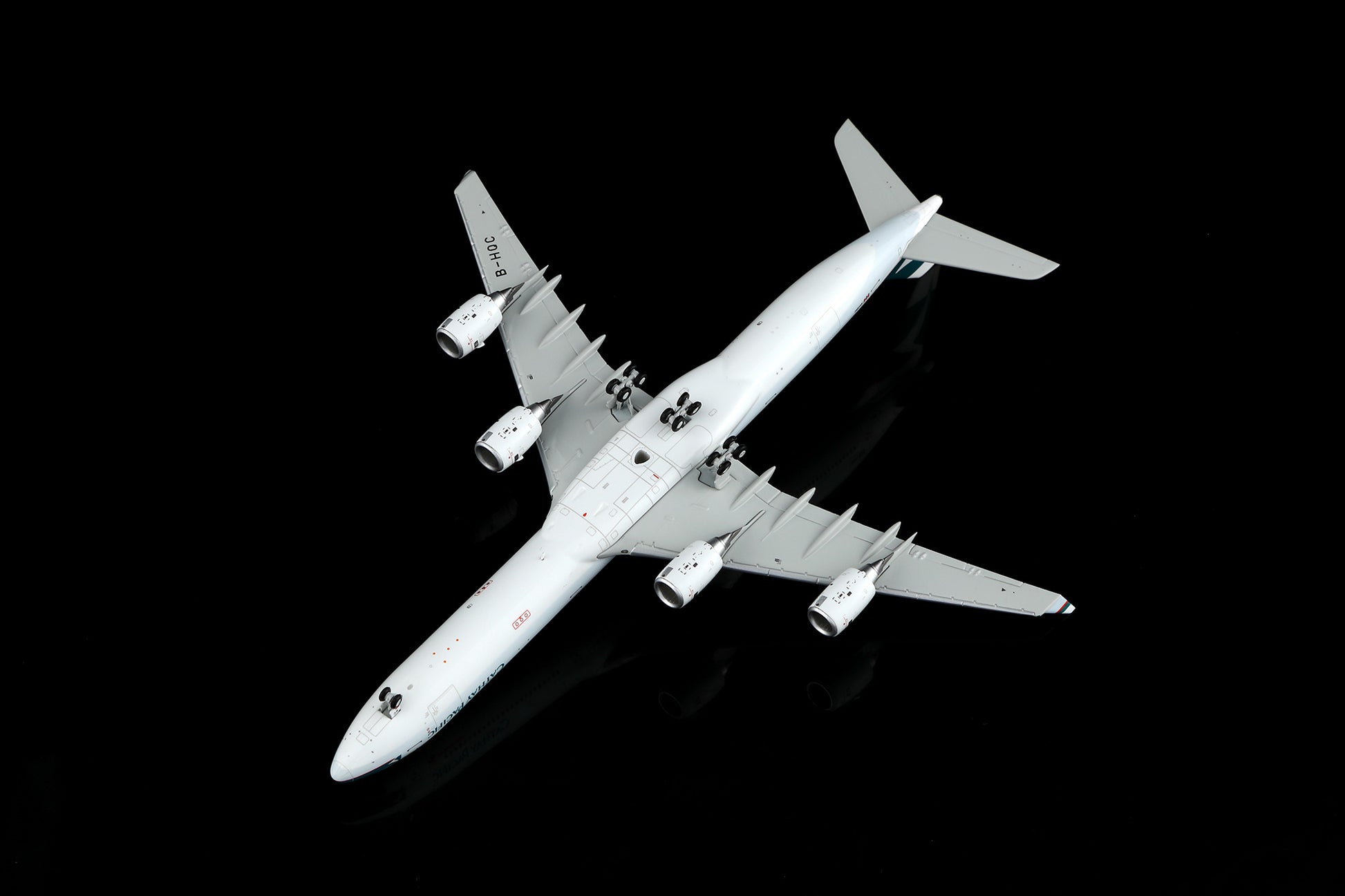 Cathay Pacific Airways A340-600 B-HQC Standard Version image 9