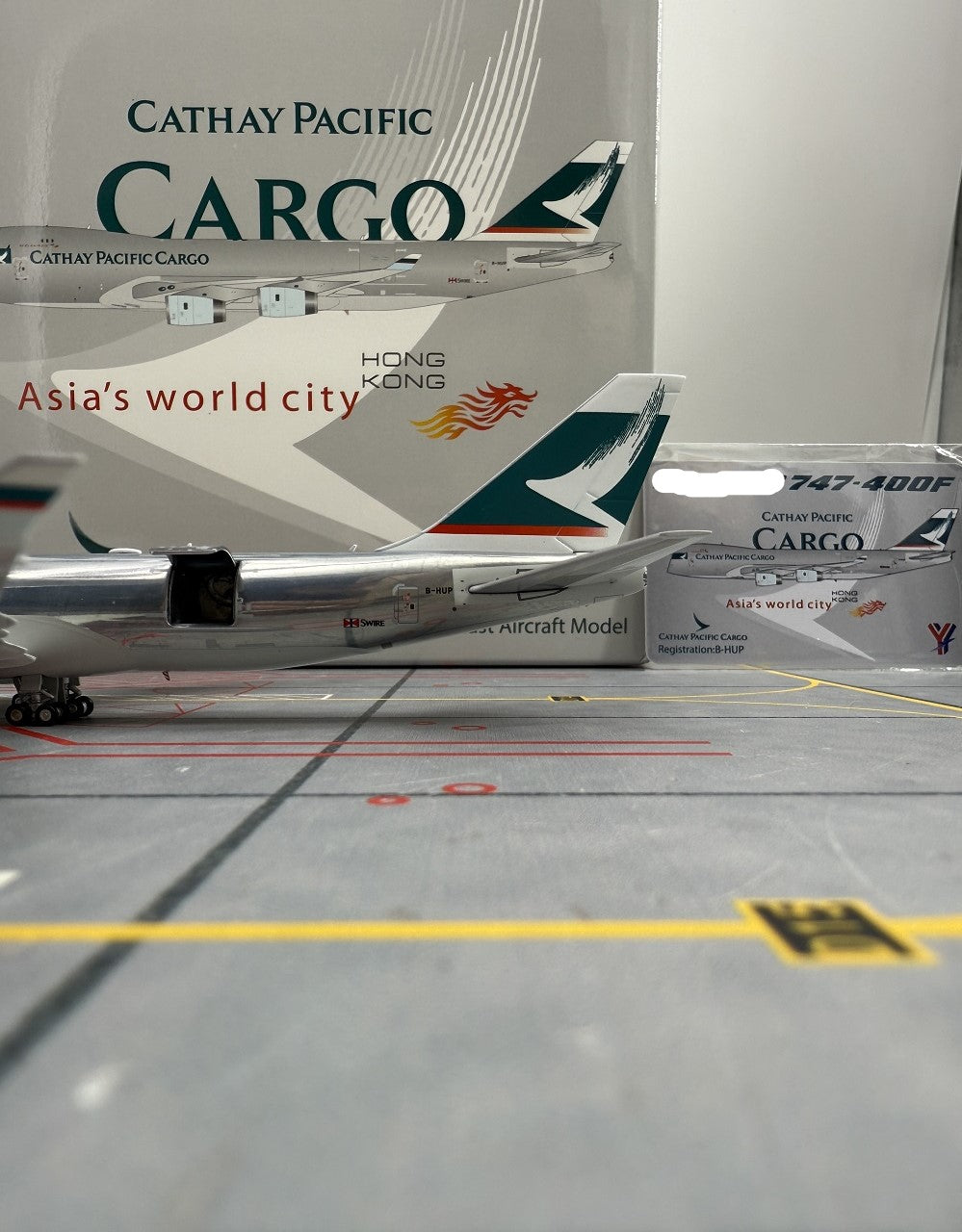 Cathay Pacific Boeing 747-400 Polished Reg. B-HUP image 6