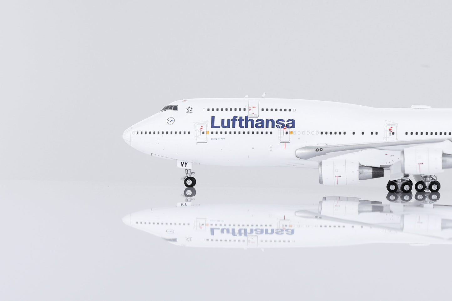 Lufthansa Boeing 747-400 D-ABVY Standard Version image 2