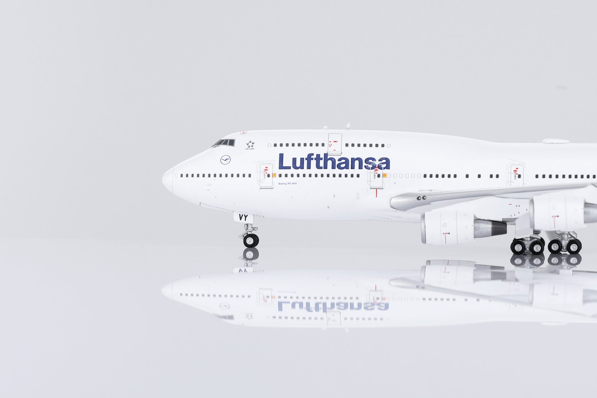Lufthansa Boeing 747-400 D-ABVY Standard Version image 2