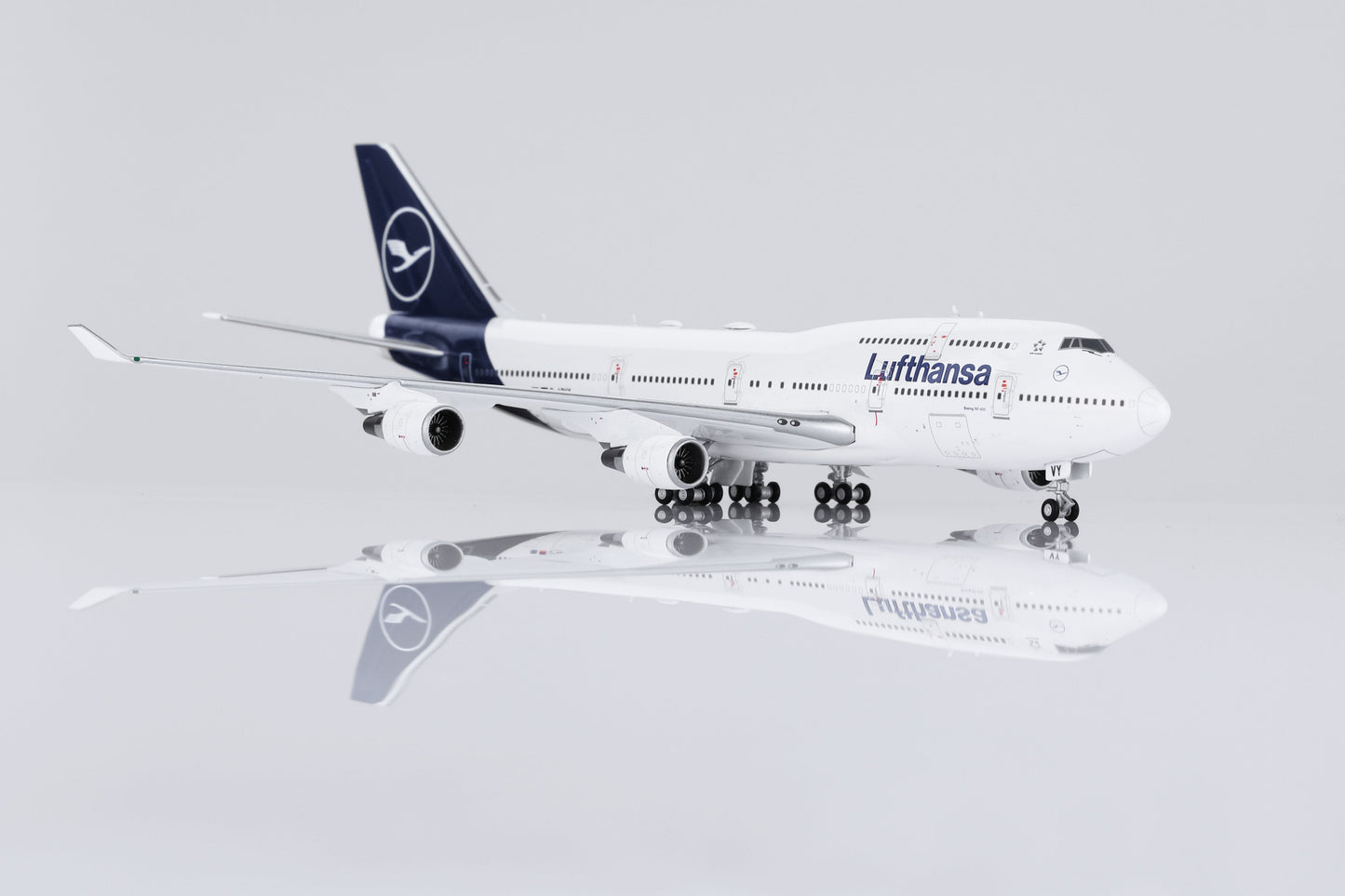 Lufthansa Boeing 747-400 D-ABVY Standard Version image 6