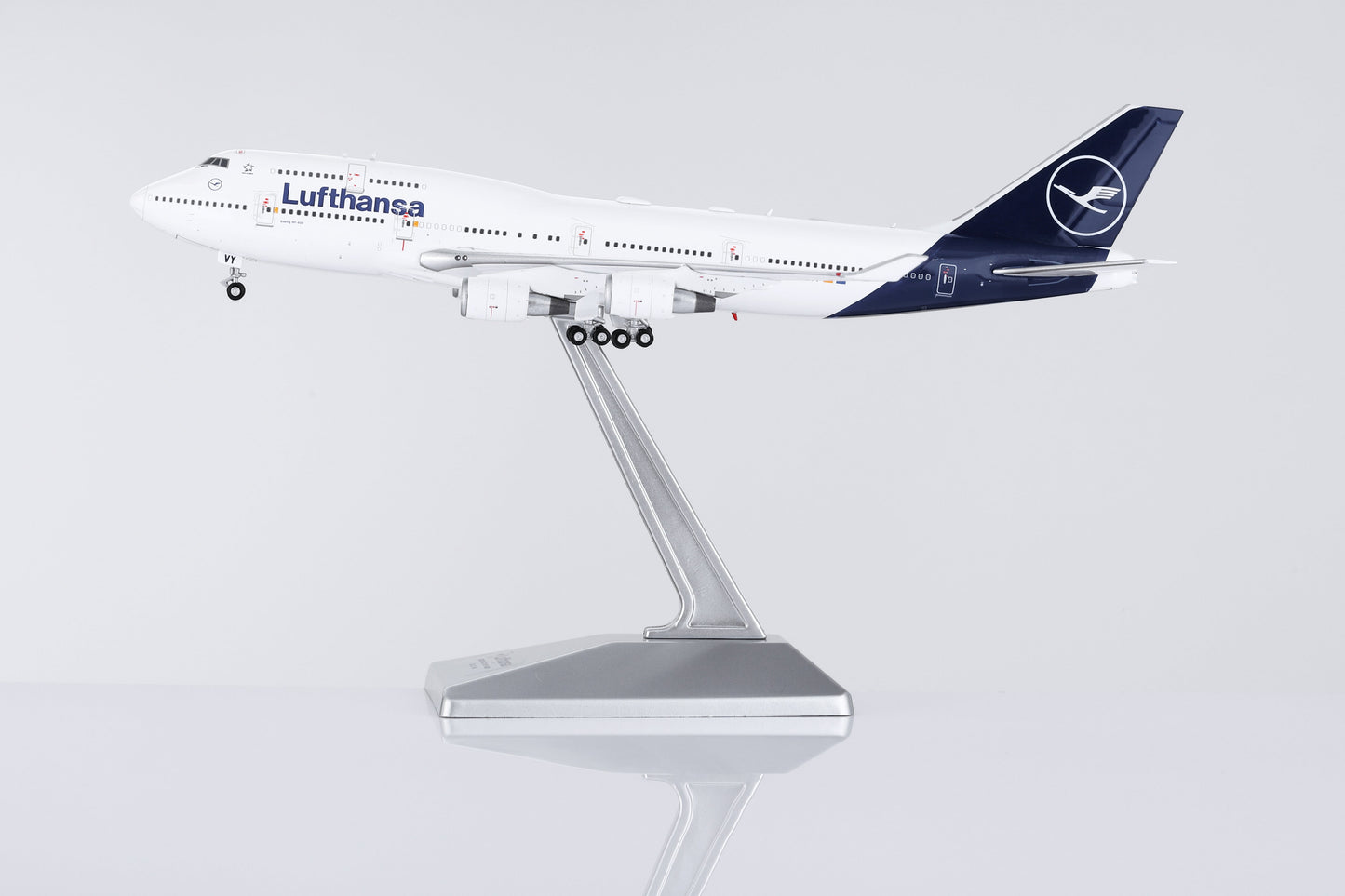 Lufthansa Boeing 747-400 D-ABVY Standard Version image 8