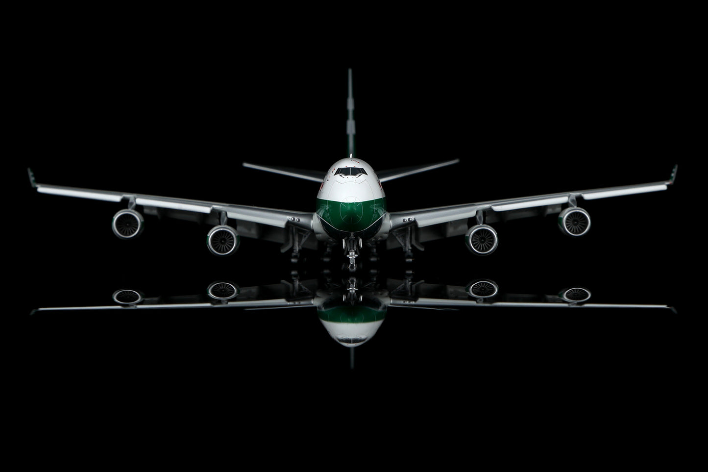 Cathay Pacific B747-400F VR-HUH Flap-down image 17