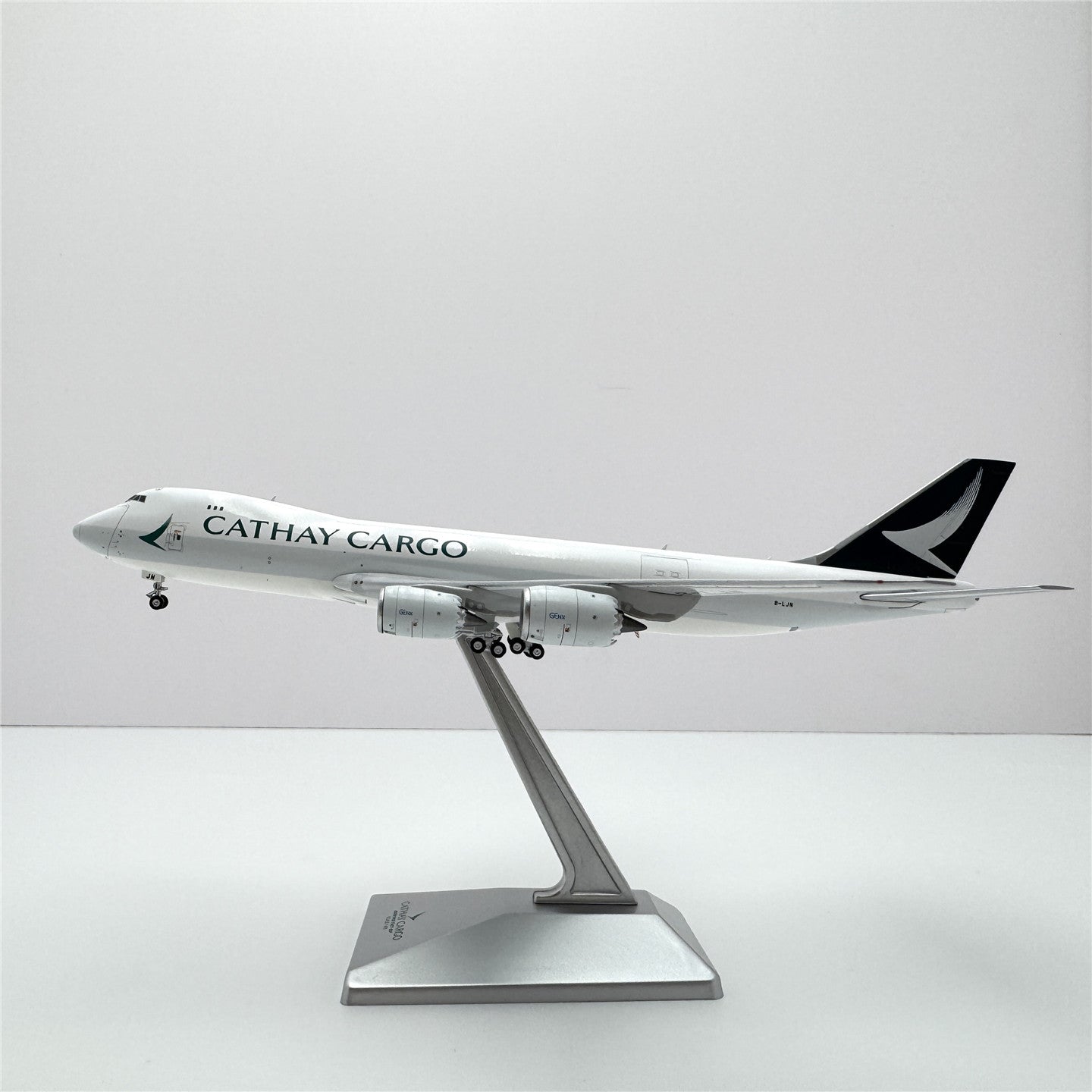 Cathay Pacific Boeing 747-8F Reg. B-LJN image 10